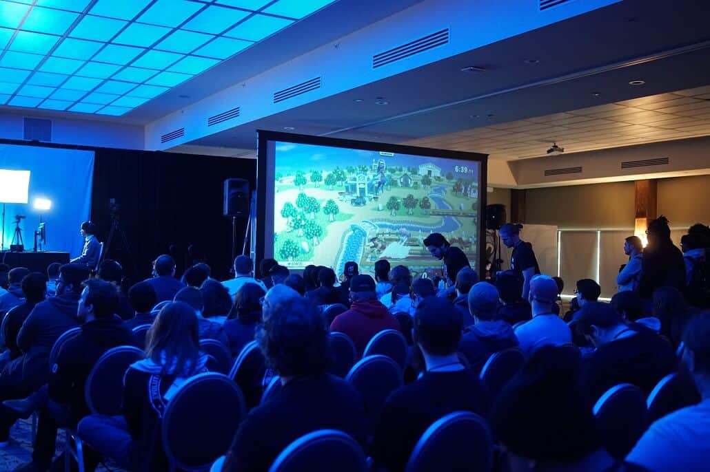 Eine Leinwand für Zuschauer vor Ort bei einem hybriden Livestreaming-Event.