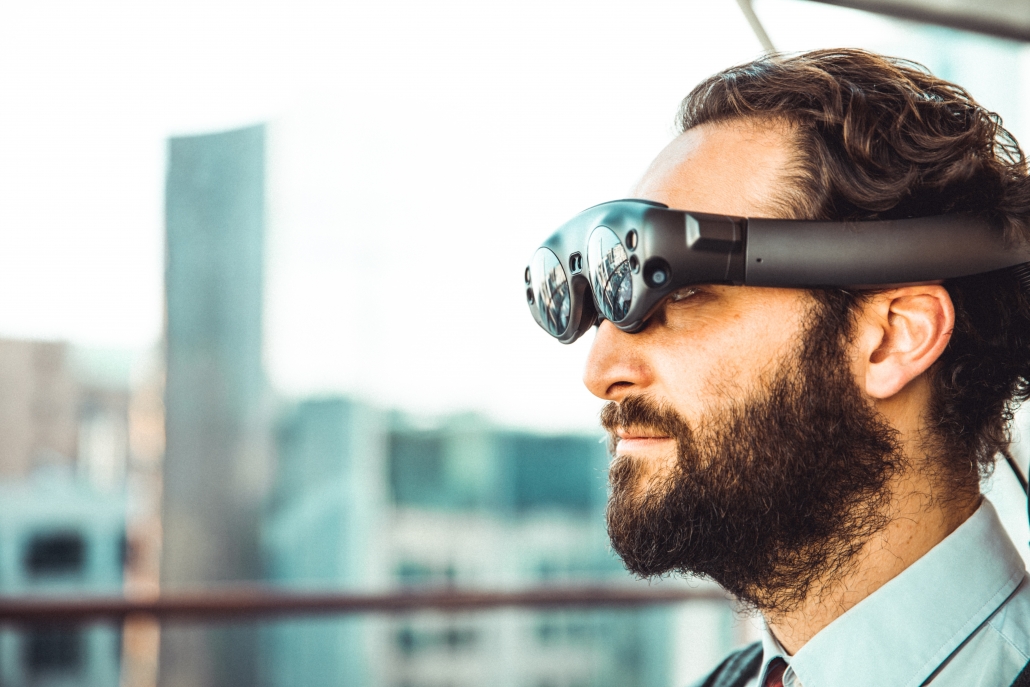 Ein Mann trägt eine Augmented Reality Brille.