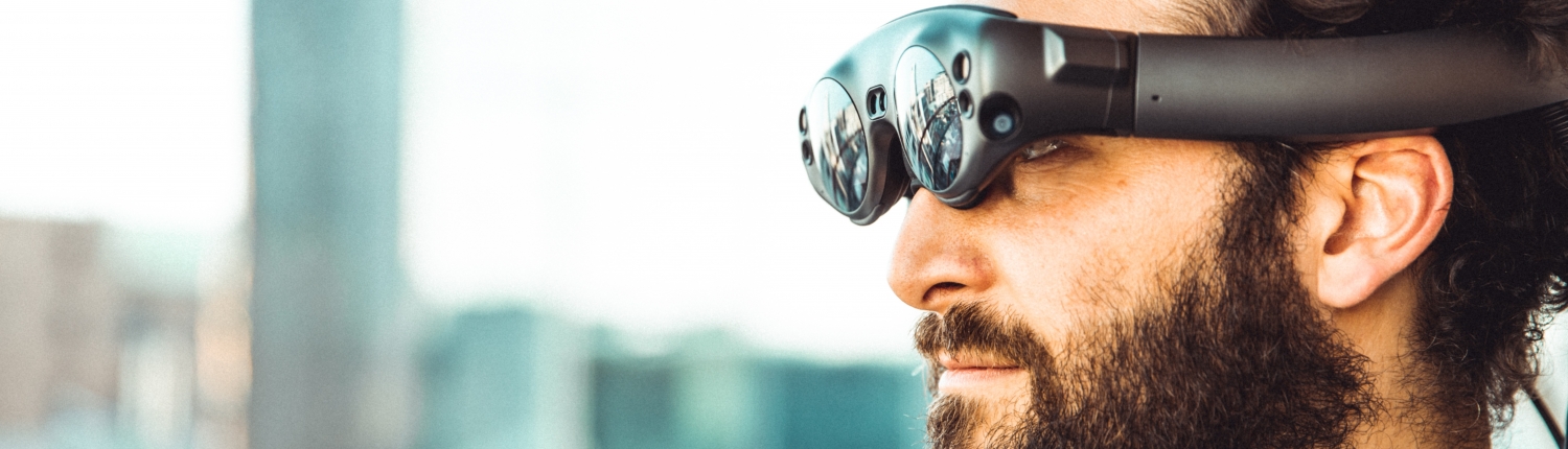 Ein Mann trägt eine Augmented Reality Brille.