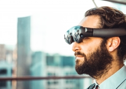Ein Mann trägt eine Augmented Reality Brille.