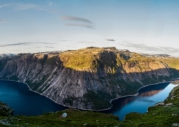 Eine Gebirgslandschaft an einem Fluss in einem der besten 360 Grad Videos.