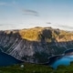 Eine Gebirgslandschaft an einem Fluss in einem der besten 360 Grad Videos.