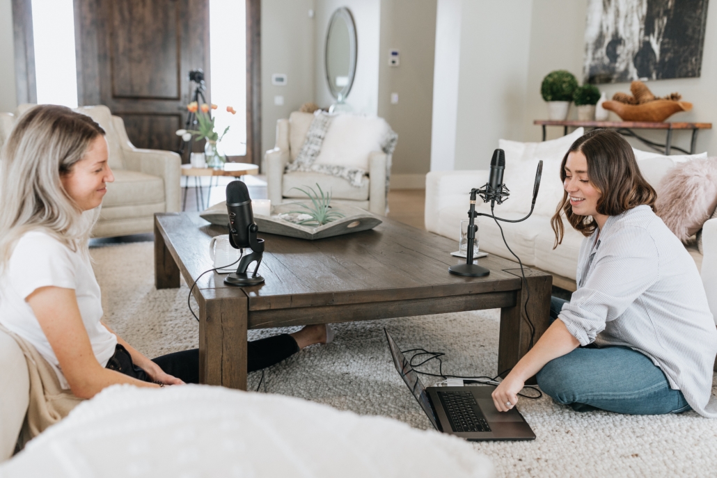 Zwei Frauen nehmen einen Co-Hosted-Podcast auf.