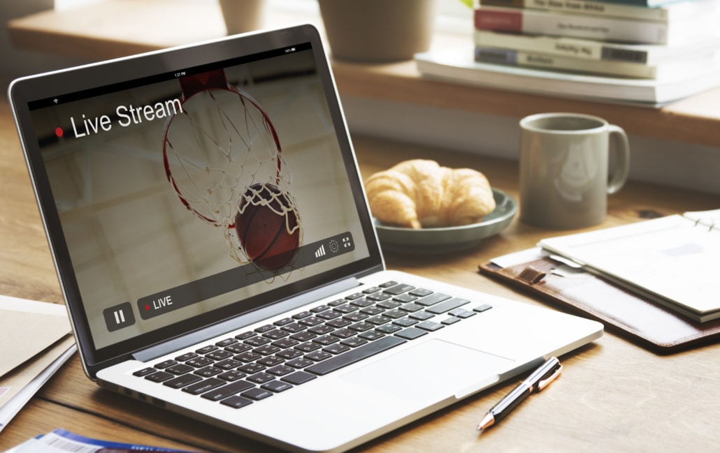 Ein Laptop zeigt ein Live-Streaming auf einer unbekannten Plattform.