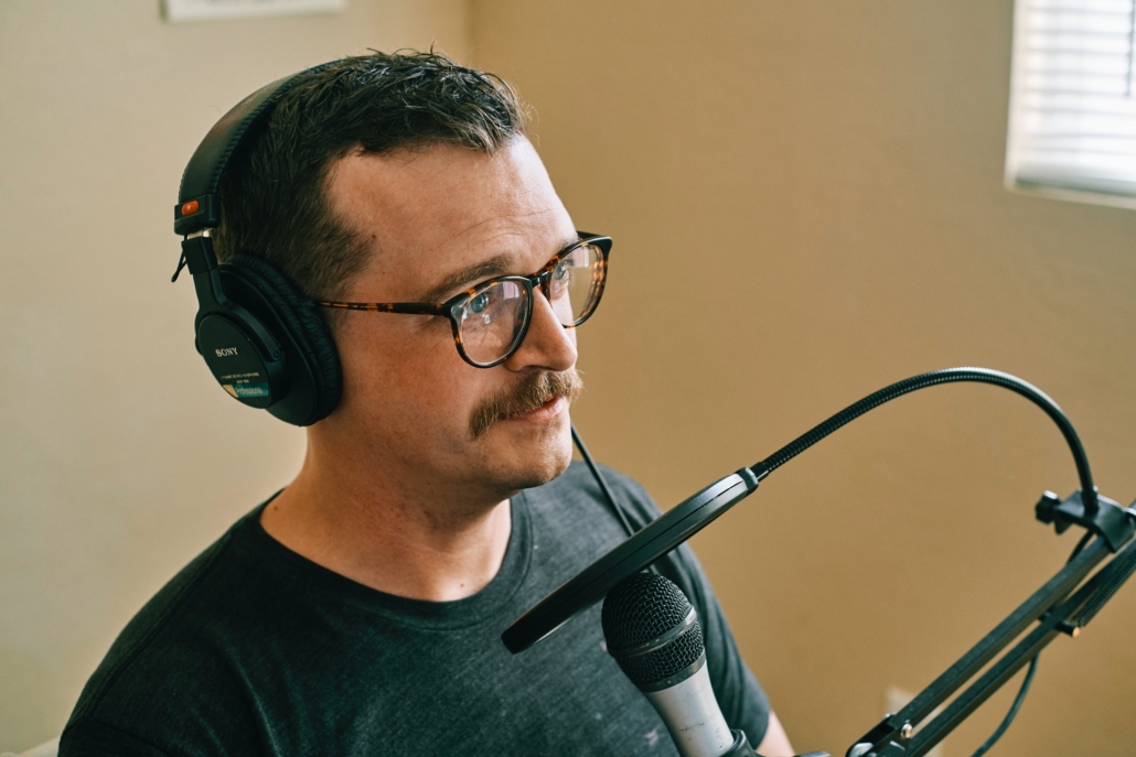 Ein professioneller Sprecher bei der Tonaufnahme für eine Filmproduktion.