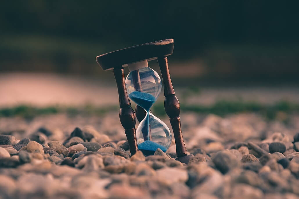 Eine Sanduhr zeigt die ablaufende Zeit und verdeutlicht damit die Bedeutung der Geschwindigkeit eines Videoproduktion Anbieters im Vergleich mit anderen Agenturen.