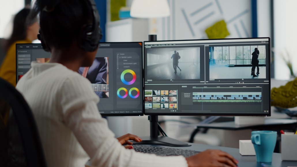Eine Cutterin übernimmt die Postproduktion selbst, um die Kosten der Filmproduktion zu reduzieren.