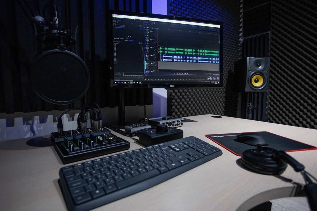 Schreibtisch mit Podcast-Ausrüstung und Podcast-Software.
