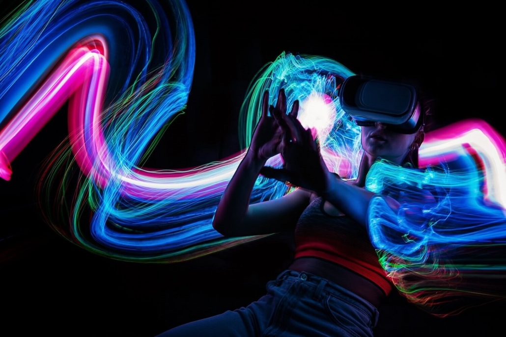 Frau mit VR-Brille verliert sich im Metaverse.