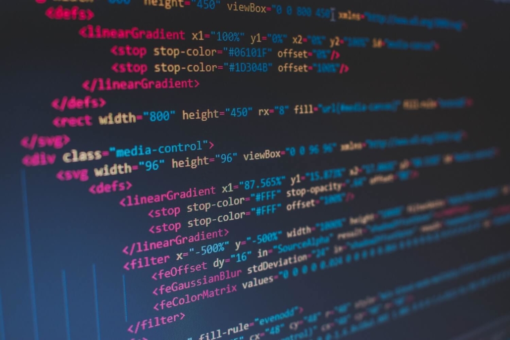 Ein Computer Bildschirm, der verschiedene HTML Code Elemente anzeigt.