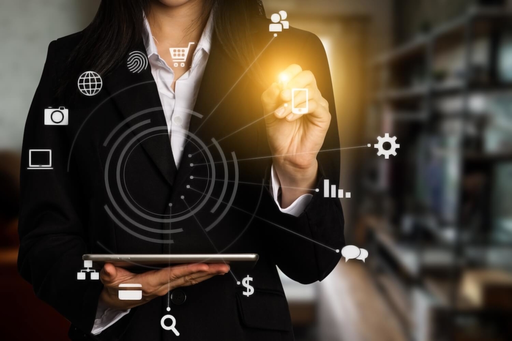 Eine Social Media Marketingexpertin hält ein Tablet und zeigt verschiedene Social Media Marketingstrategien auf