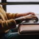 Eine Frau arbeitet an ihrem Computer und bindet ein Video auf ihrer Website ein.