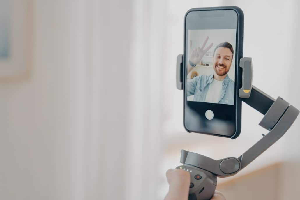 Ein Kardanischer Stabilisator (Gimbal Stabilizer) hält ein iPhone, um ein unverwackeltes iPhone Video aufzunehmen.