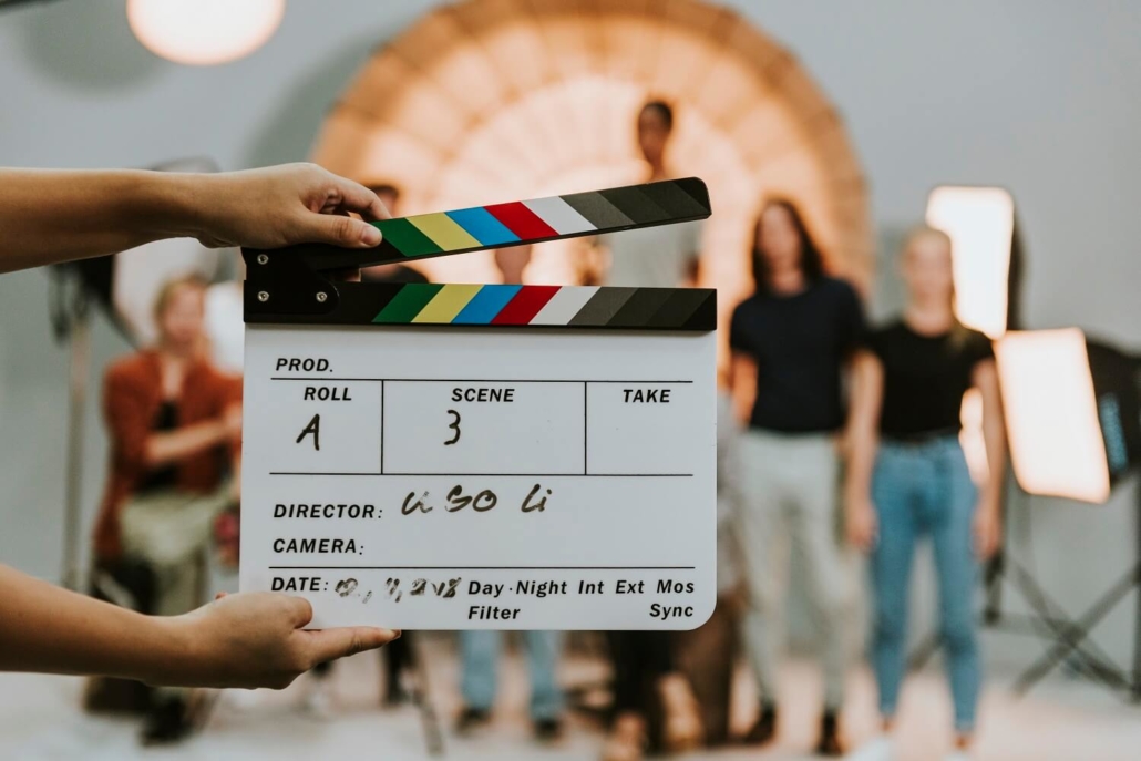 Eine Filmklappe wird vor Beginn des iPhone Videos geschlagen, um das Startsignal für die Aufnahme zu geben.