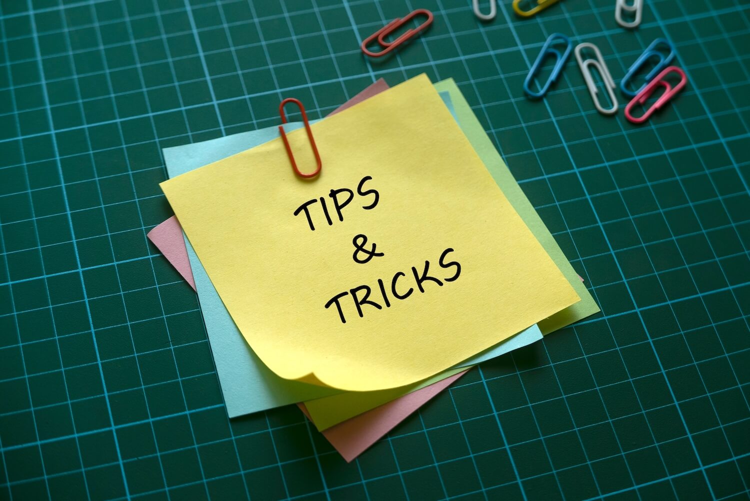 Gelbes Post-It mit der Aufschrift "Tips & Tricks".