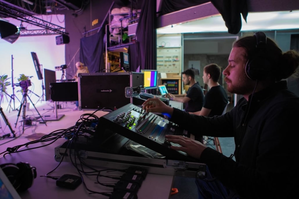 Ein muthmedia-Mitarbeit stellt die Technik für ein Live Commerce Event ein.