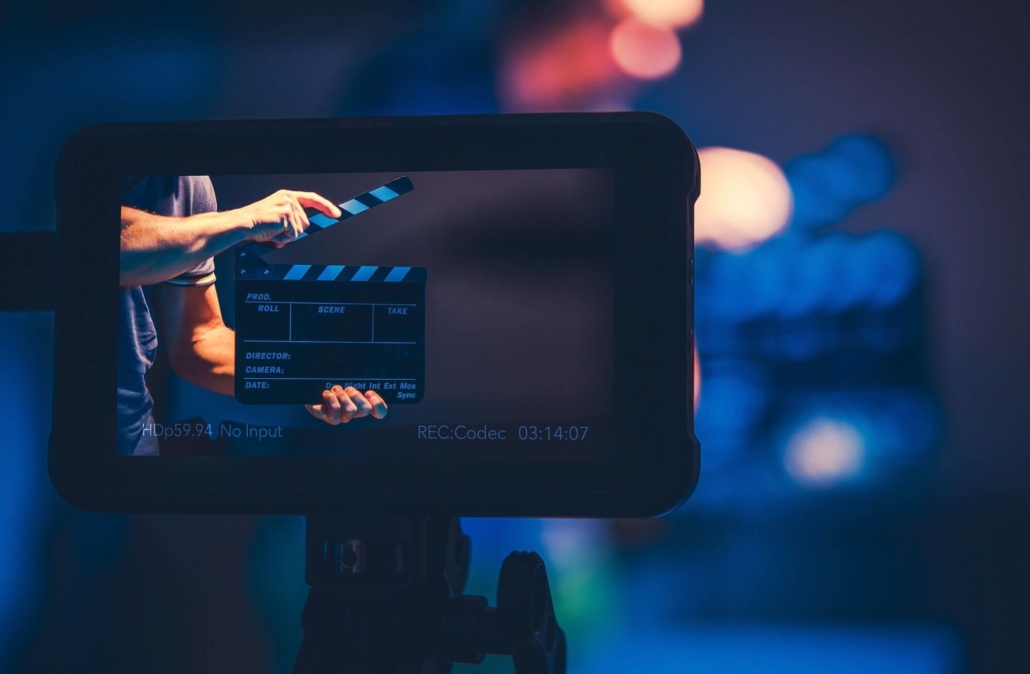 Ein Mann macht einen Cut mit der Filmklappe bei der Erklärvideo-Produktion.
