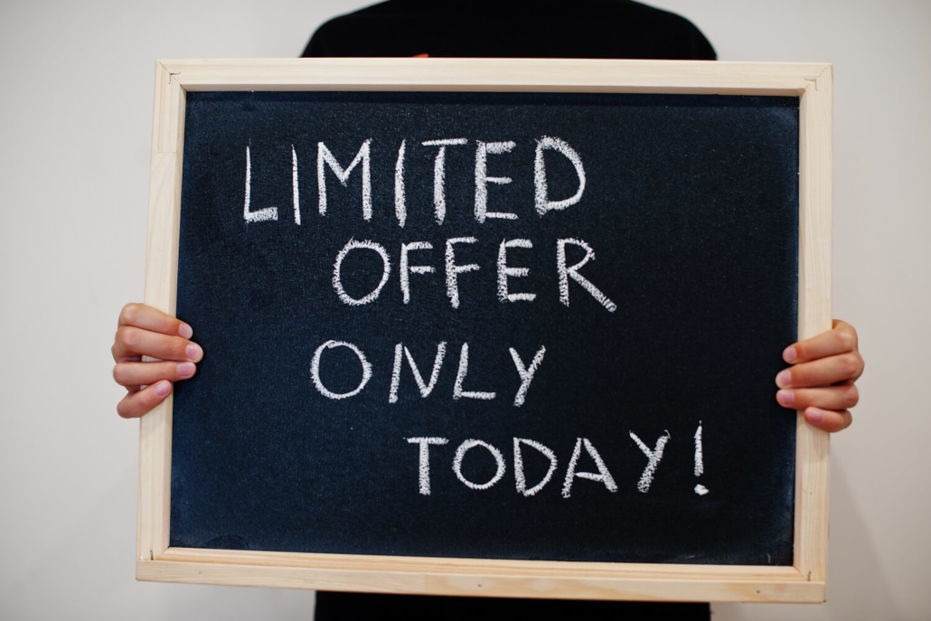 Tafel mit limitierten Angeboten im Live Commerce.