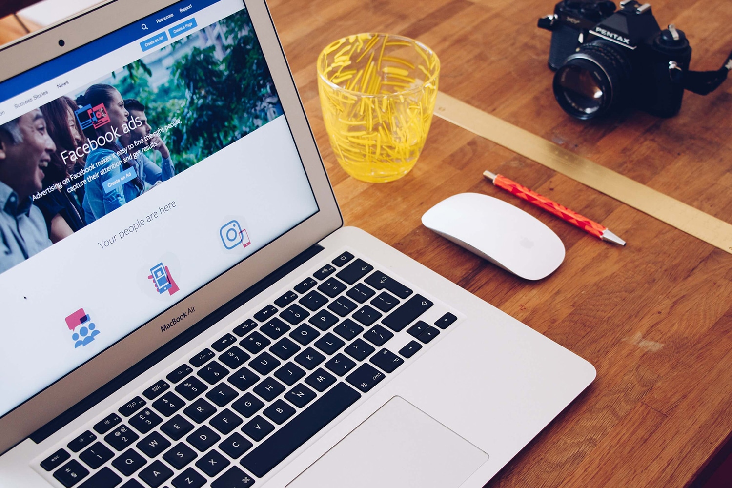 Ein Laptop mit Facebook Ads auf dem Bildschirm sichtbar.