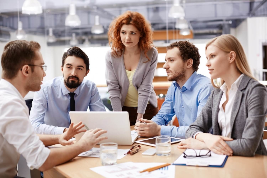 Das Team bespricht die Inhalte eines geplanten Onboarding Videos