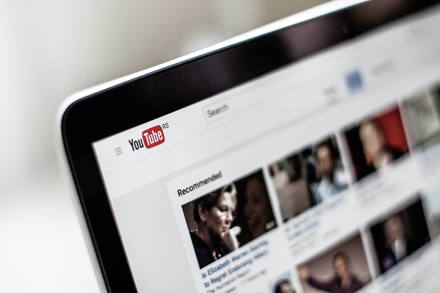 YouTube Suchleiste mit Videovorschlägen.