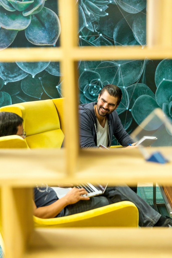 Lachende Mitarbeiter arbeiten gemeinsam im Büro