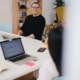 Mann im Büro lacht mit seinen Kollegen