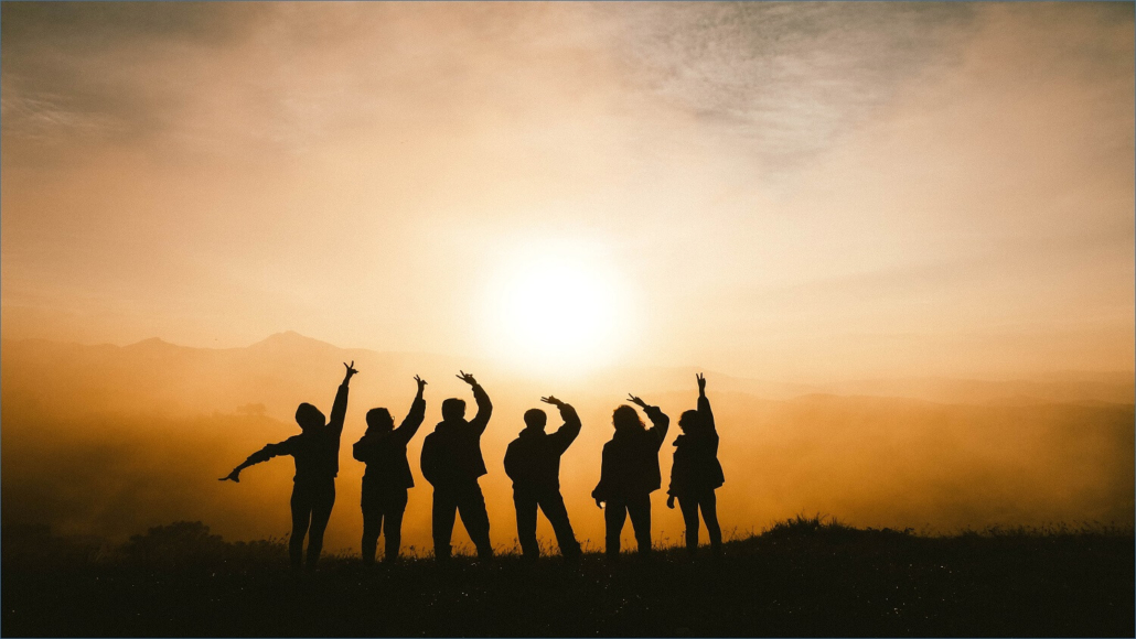 Sechs Silhouetten von Menschen, die die Arme heben