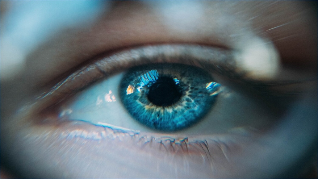 Ein Auge mit blauer Iris.
