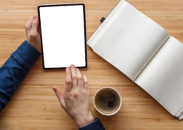 Eine Frau tippt auf einen weißen iPad-Screen.