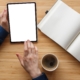 Eine Frau tippt auf einen weißen iPad-Screen.