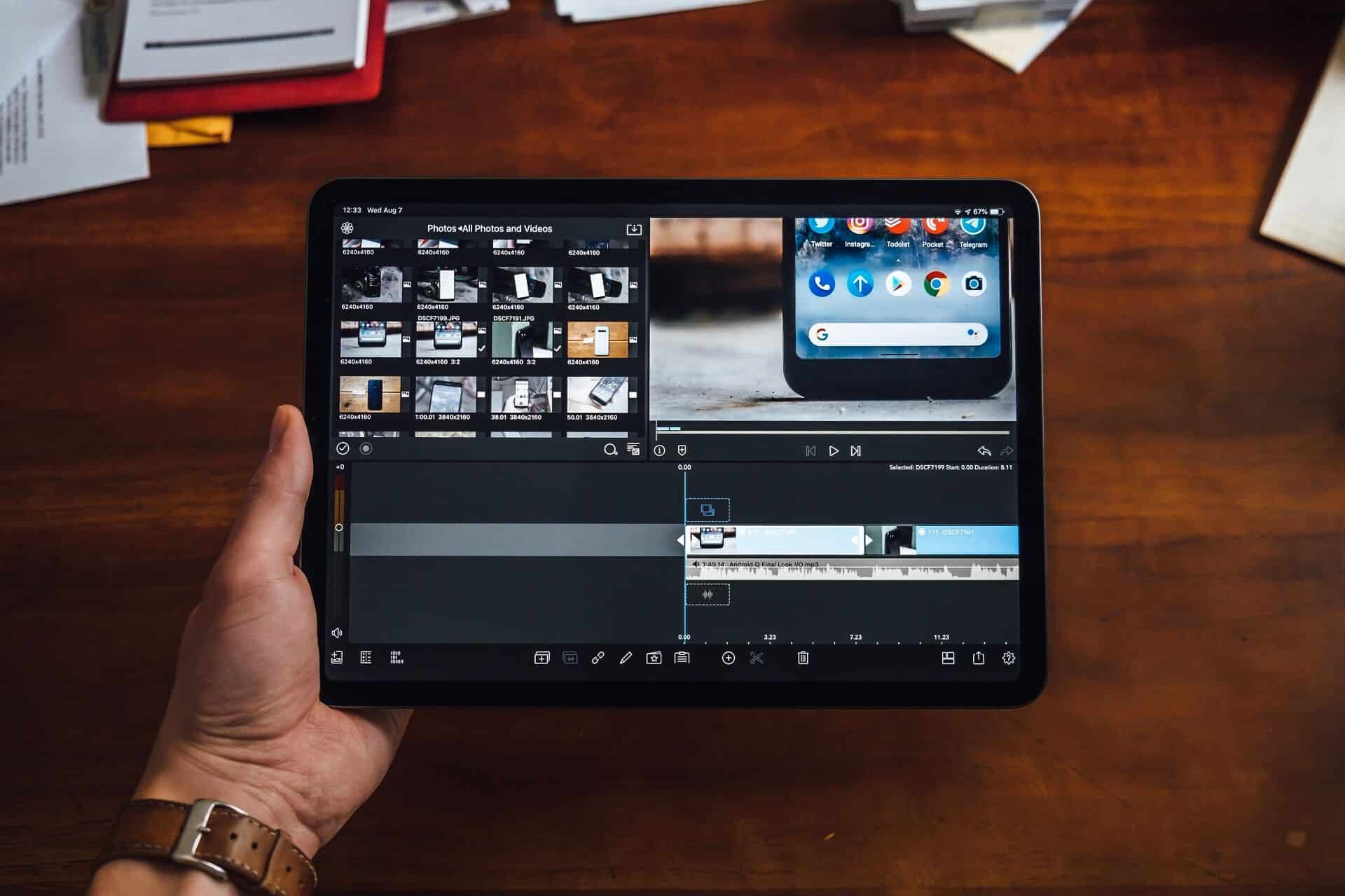 Eine Person schneidet ein Produktvideo mit iMovie.