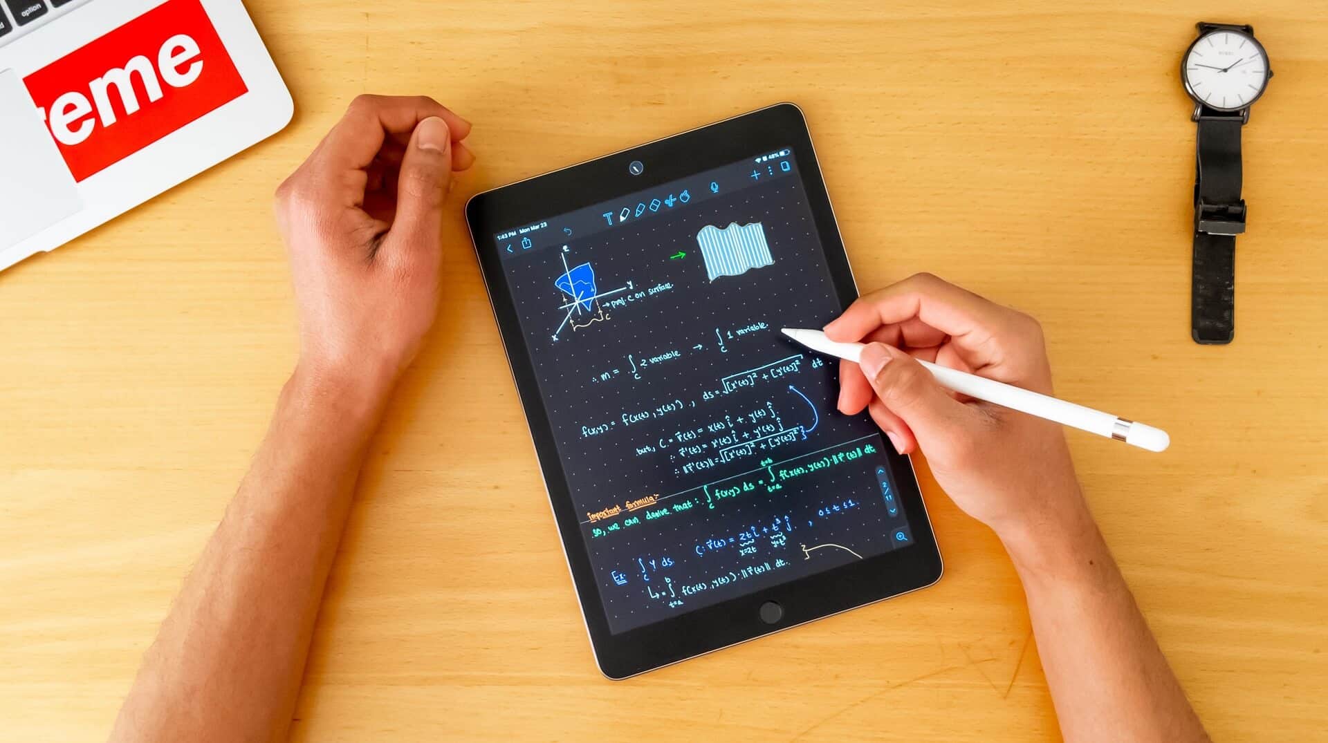 Eine Person rechnet Matheaufgaben auf iPad vor.