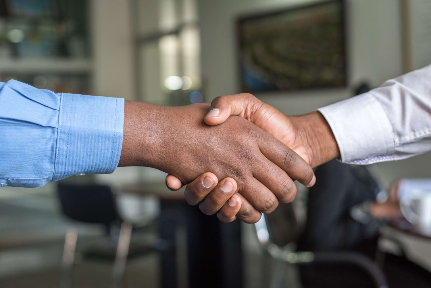 Unternehmen stellt neuen Mitarbeiter ein nach erfolgreichem Recruitment-Video