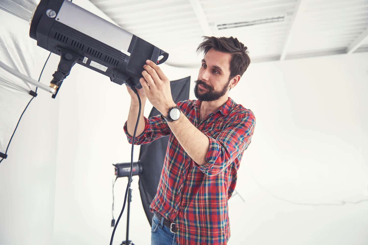 Ein Mann bereitet die Beleuchtung für einen Videodreh vor.