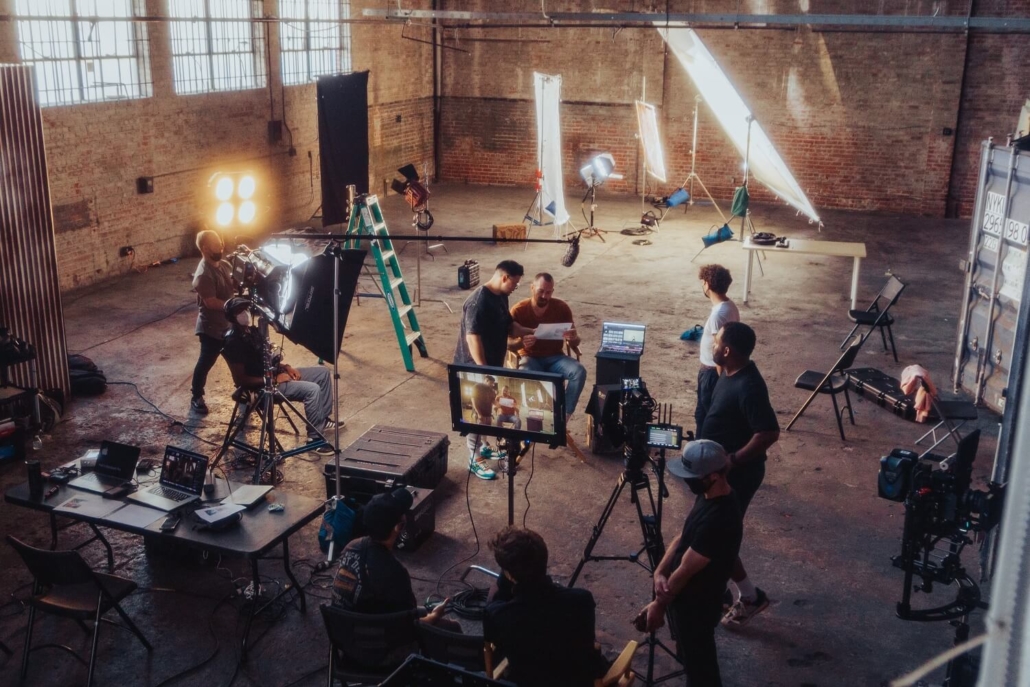 Ein Filmset, an dem der geplante Videodreh stattfinden soll.