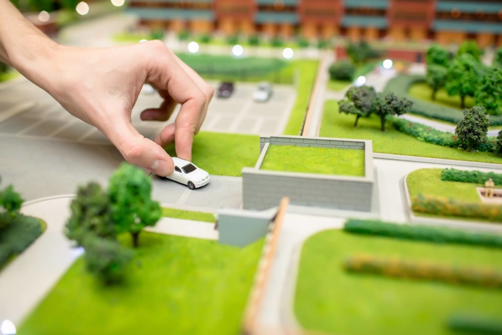 Logistische Planung für einen Videodreh mit einem Spielzeug-Auto.
