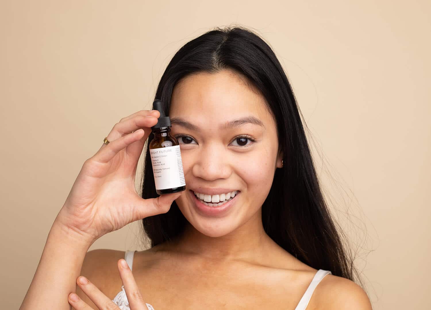 Eine YouTuberin zeigt ein Beautyprodukt in einem Testimonial Video.