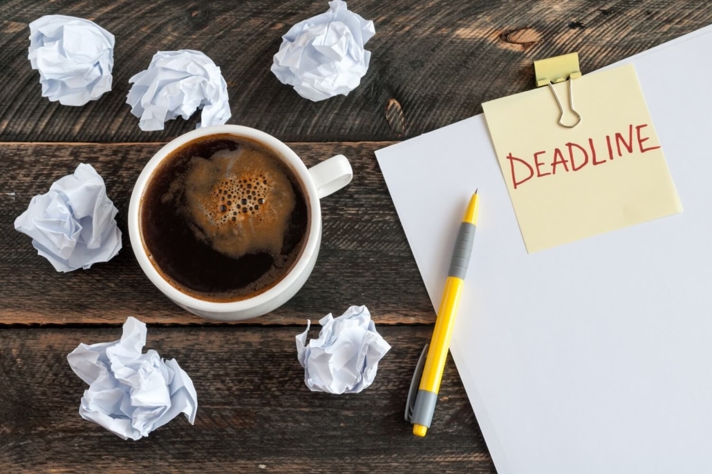 Ein Zettel mit einem Deadline-Vermerk für das Videobriefing.