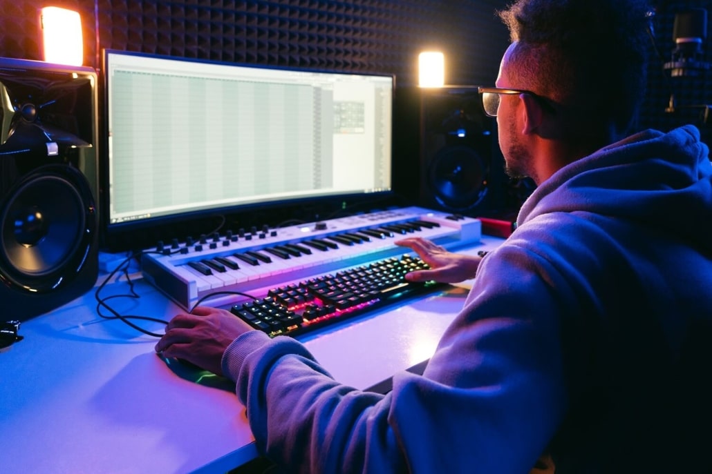 Ein Tonproduzent übernimmt das Sounddesign, welches einen Faktor der Podcast Kosten darstellt.