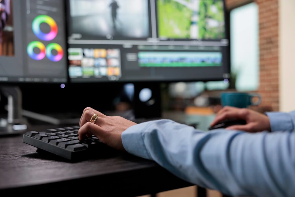 Postproduktion an einem Computer als Zeitfaktor rund um Filmdreh und Produktion.