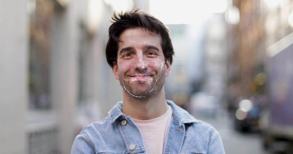 Ein Mann der in seinem Gesicht Linien hat, die ein Deep Fake simulieren.