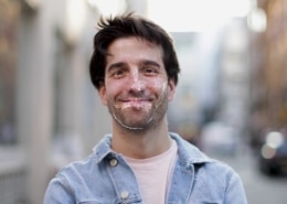 Ein Mann der in seinem Gesicht Linien hat, die ein Deep Fake simulieren.