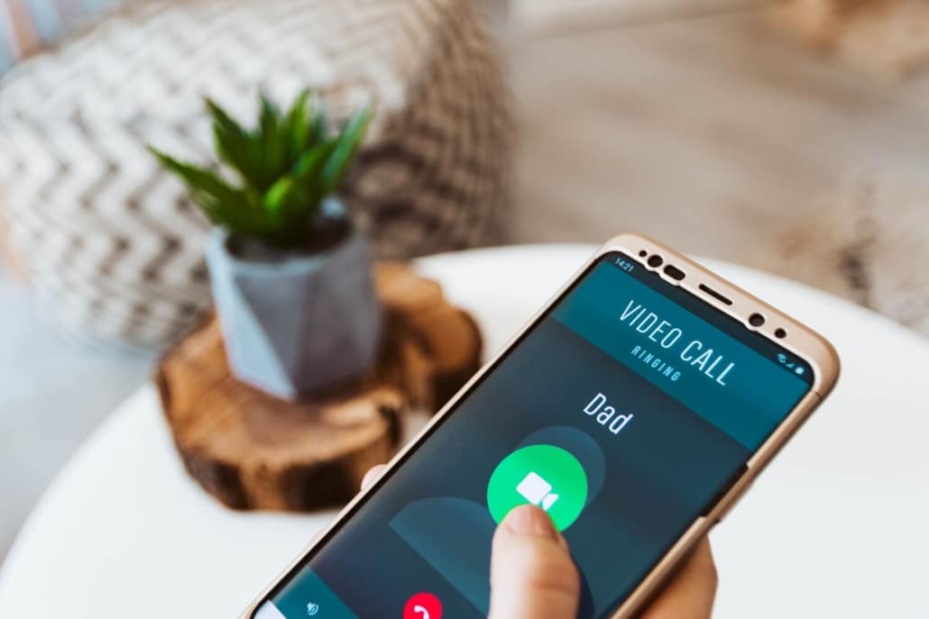 Ein störender Anruf während eines Remote Podcasts.