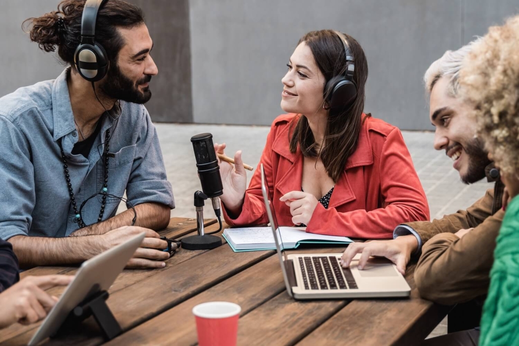 Ein Vorgespräch zwischen einem Mann und einer Frau, bevor die Podcast Episode remote aufgenommen wird.